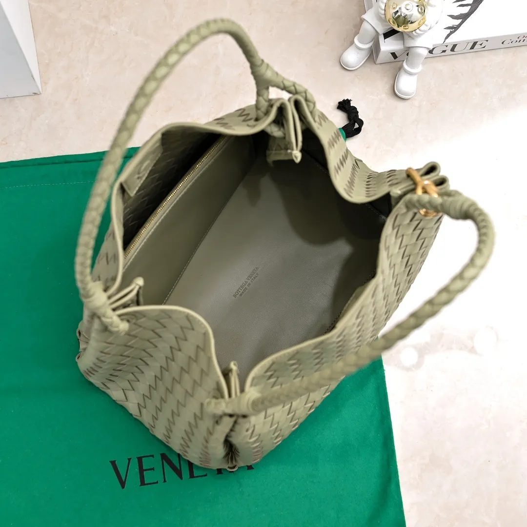 Batch 2660 24 early autumn new model Andiamo Parachute is made of a whole piece of woven leather and is processed with folding stitching at the four corners # Craftsmanship and creativity. Large size is atmospheric and practical. One of the must-selects for BV. Large space, can hold a computer, thick shoulder strap, very comfortable on the shoulder. Large parachute upper body real photo can be carried on the back. The upper body is versatile and cute☺️ Style number: 6571 Size: 30*26*20cm